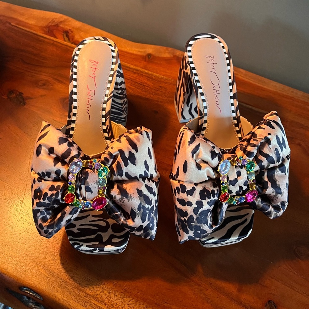 Betsey Johnson Animal Print Mules with Jewel Bow…NWOT / Size 7